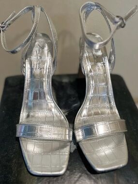 Anne Michelle Silver Crocodile Embossed Strappy Ankle Strap Block Heels Sz 8.5